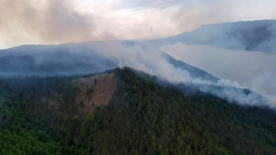 Incendiu în Parcul Natural Porțile de Fier: ISU cere sprijin aerian pentru a stinge focul