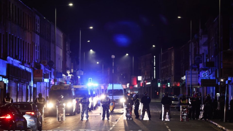 Demonstraţii violente în M. Britanie: 350 de persoane puse sub acuzare