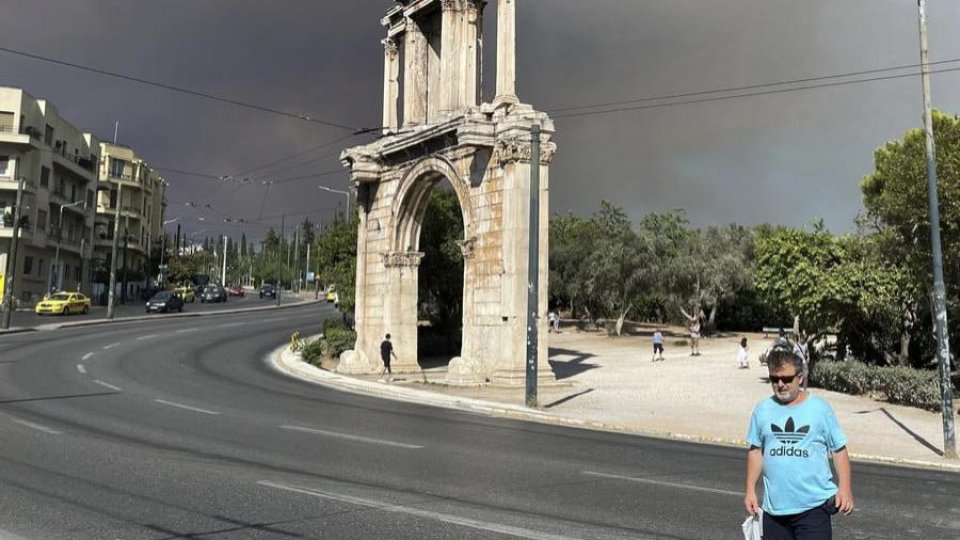 Incendii pe zece mii de hectare din apropierea capitalei elene Atena
