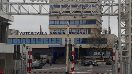 Protest al angajaţilor Autorităţii Navale Române în faţa Prefecturii Constanţa