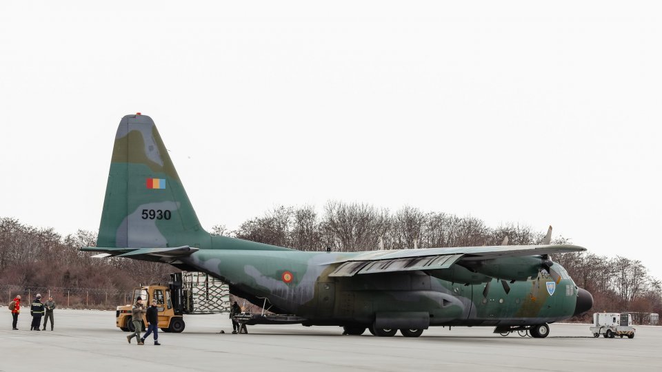 Un avion militar ajută la stingerea incendiului de pădure din zona Moldova Nouă