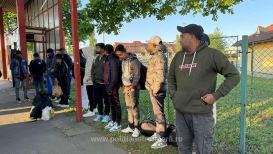 Patru persoane au fost plasate în arest la domiciliu pentru trafic de migranţi