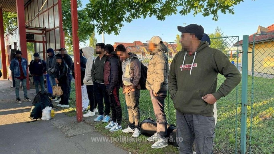 Patru persoane au fost plasate în arest la domiciliu pentru trafic de migranţi