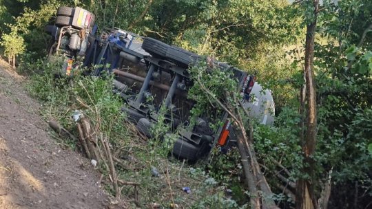 Autocisternă cu gaz lichefiat, răsturnată pe un drum din Arad. Trafic deviat pe DN7