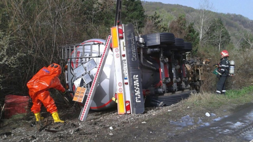 Cisterna cu gaz lichefiat care s-a fisurat după ce s-a răsturnat pe DN7 „va fi golită în sol”