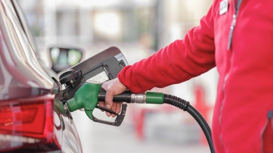 Preţul mediu al unui litru de benzină şi motorină a scăzut cu aproape 5% în ultimele 30 de zile