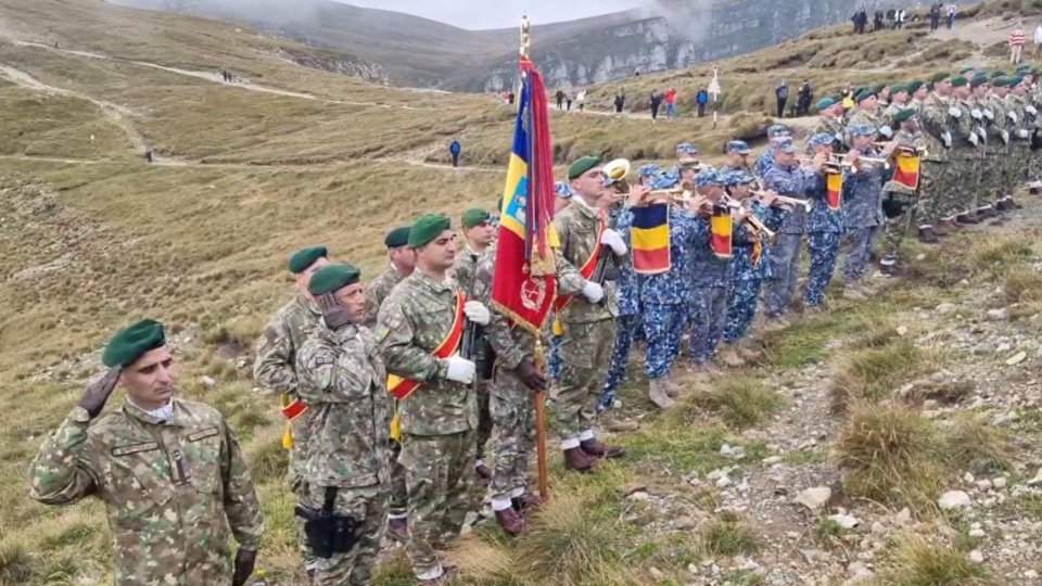 VIDEO: Ceremonie militară şi religioasă la Crucea Caraiman