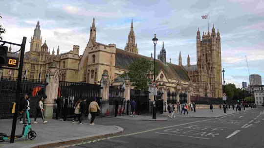 Marea Britanie va interzice publicitatea la mâncare nesănătoasă pe parcursul zilei