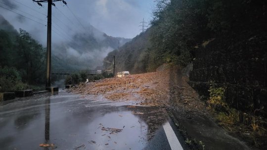 Traficul rutier pe DN7 dinspre Sibiu spre Râmnicu Vâlcea deviat pe DN1 către Braşov