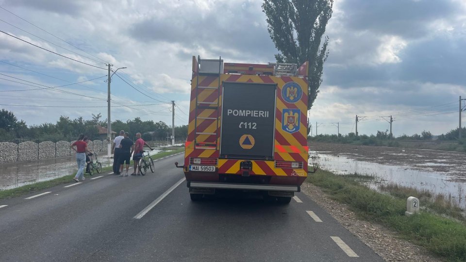 Autorităţile intervin în zonele afectate de inundaţii