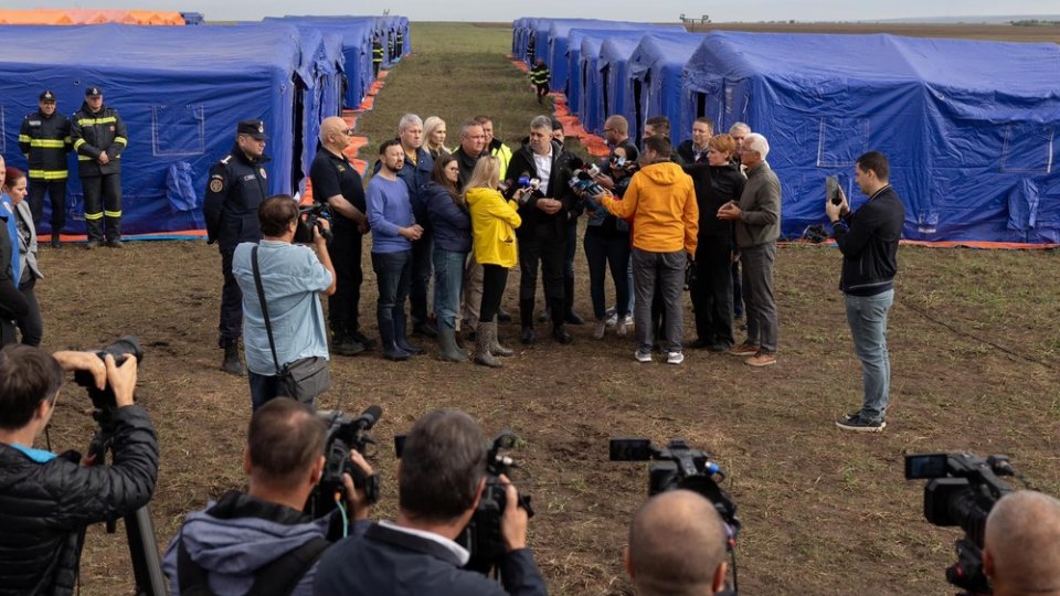 Premierul şi preşedintele Senatului au vizitat tabăra pentru sinistraţi de la Slobozia Conachi
