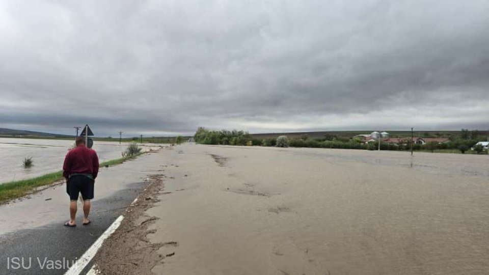 Sute de case distruse şi calea ferată de legătură între Galaţi şi Bârlad grav avariată de inundaţii