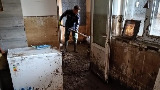 Voluntari au venit în sprijinul familiilor din zonele afectate de viituri