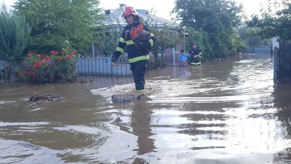 Riscul de inundaţii se menţine ridicat în estul ţării