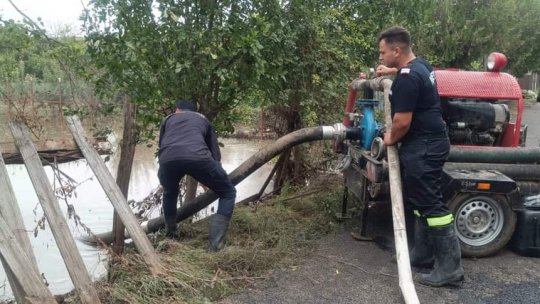 Pompieri, jandarmi și voluntari acționează pentru înlăturarea efectelor inundațiilor