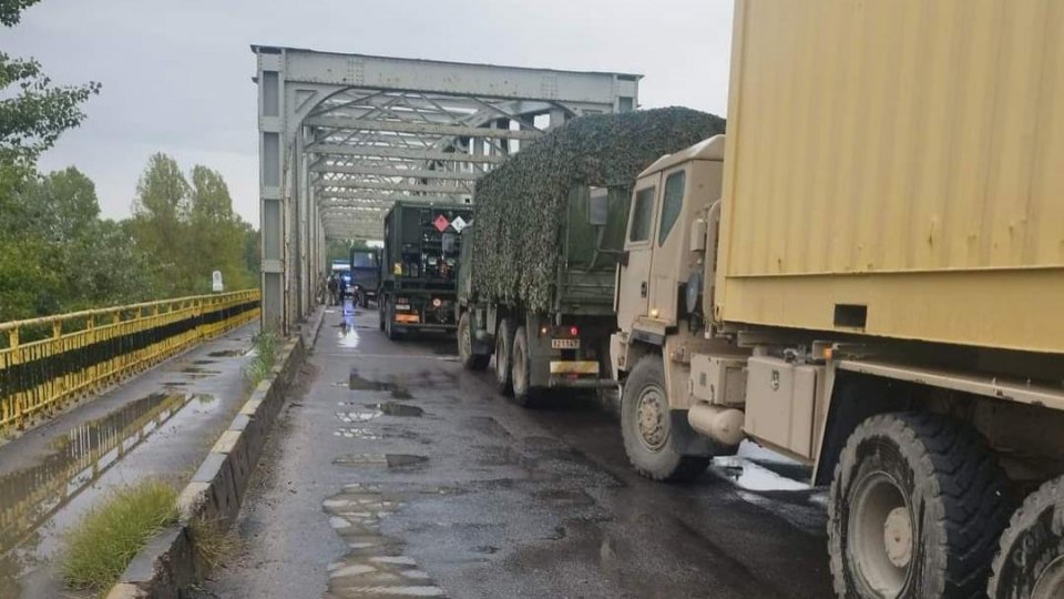 Galați: Două camioane militare s-au ciocnit. Un militar francez, transportat la spital