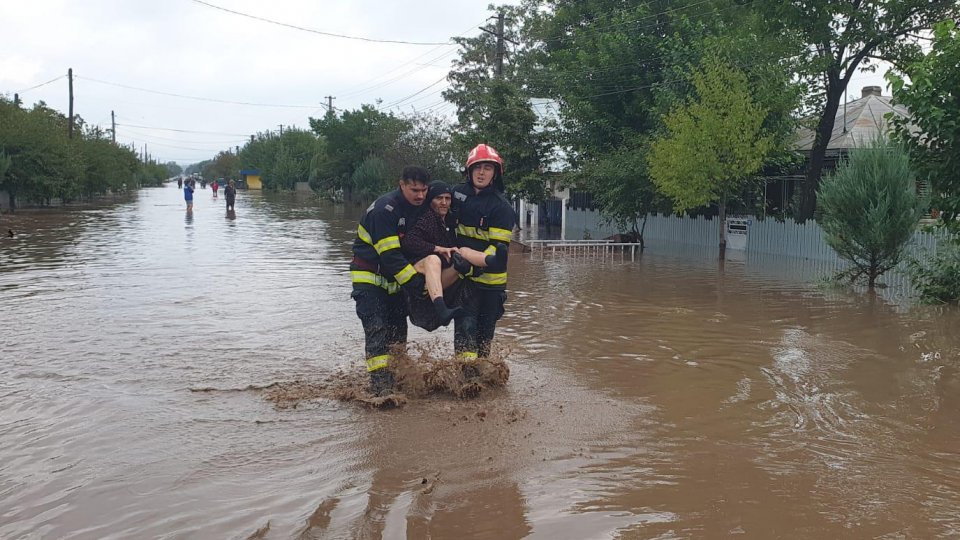 În zonele cu avertizări de ploi abundente trebuie"o evidență clară a persoanelor care nu se pot autoevacua în caz de pericol"