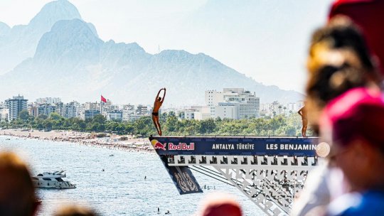 Constantin Popovici își păstrează șansele la titlu în Seria Mondială Red Bull Cliff Diving și după etapa din Antalya