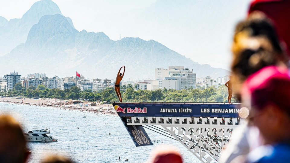 Constantin Popovici își păstrează șansele la titlu în Seria Mondială Red Bull Cliff Diving și după etapa din Antalya