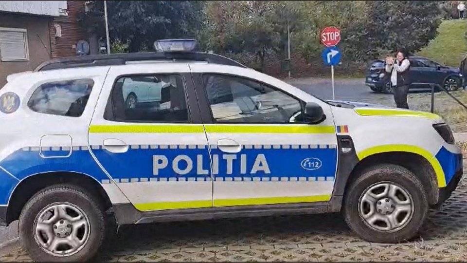O poliţistă din Bucureşti a fost rănită în urma unui accident în care a fost implicată o autospecială aflată în misiune