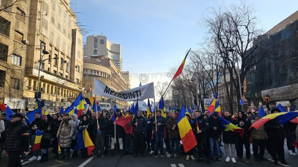 Participanţii la manifestaţia organizată de AUR au ajuns în Piaţa Victoriei