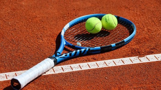 AO: Stefanos Tsitsipas, eliminat în primul tur. Jannik Sinner, Iga Swiatek şi Coco Gauff în turul secund