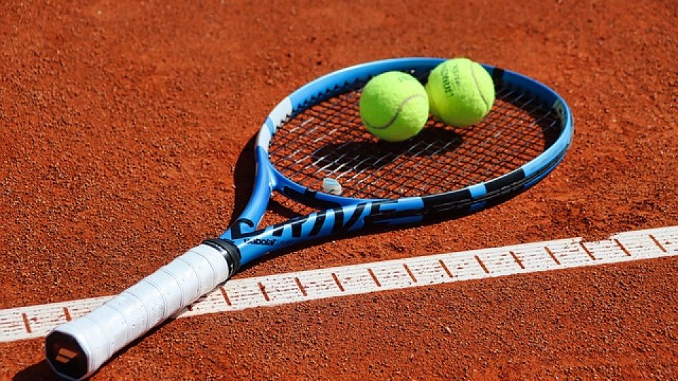 AO: Stefanos Tsitsipas, eliminat în primul tur. Jannik Sinner, Iga Swiatek şi Coco Gauff în turul secund