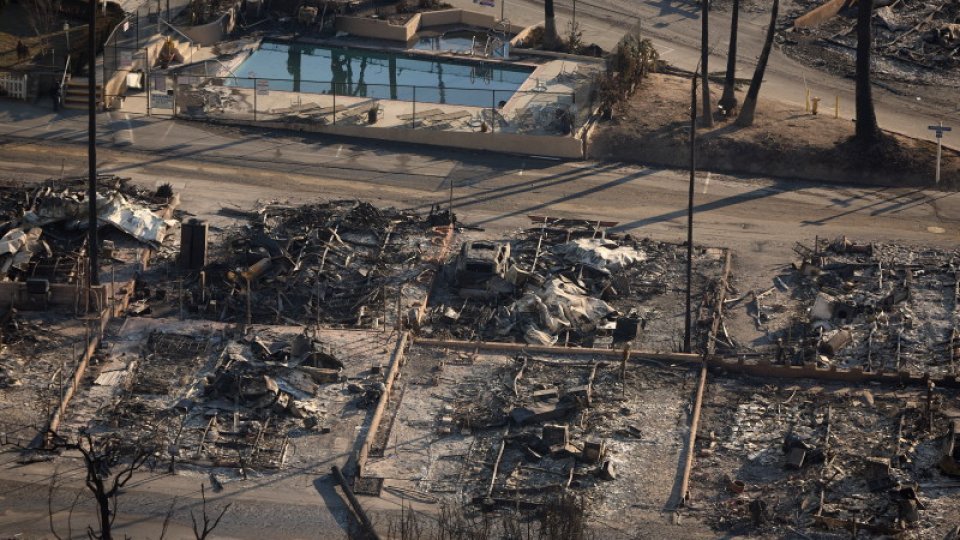 Incendiul de la Los Angeles s-ar putea extinde din cauza intensificării vântului