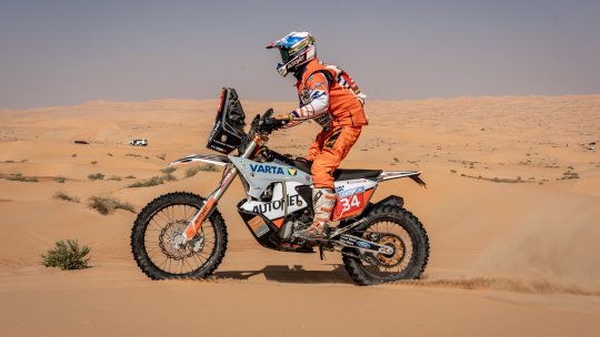 Raliul Dakar. Gyenes rezistă pe locul 1 la clasa moto fără asistență, Dacia pe 4 la general