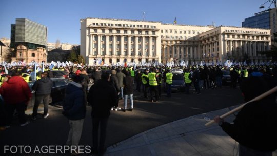 Angajaţi din apărare, ordine publică şi siguranţă protestează în faţa Guvernului