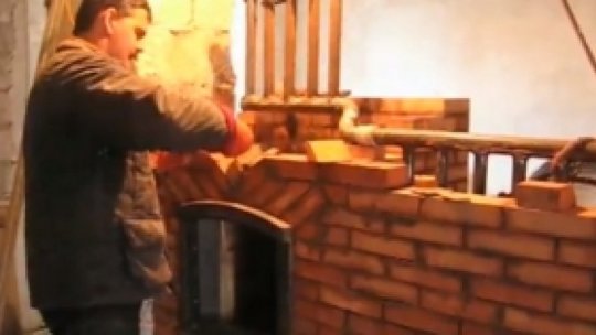 Un bărbat a murit, după ce casa în care locuia a luat foc de la jarul căzut dintr-o sobă defectă