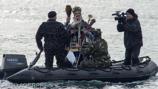 Boboteaza: Slujba de sfinţire a apei, oficiată pe țărmul Mării Negre