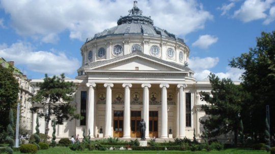 Dirijorul francez Lionel Bringuier şi violonista japoneză Sayaka Shoji, invitaţi speciali pe scena Ateneului
