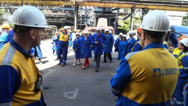 Peste 200 de siderurgiști au protestat la poarta de acces a combinatului Liberty Galați