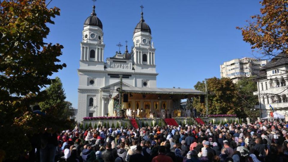 Zeci de mii de credincioși la Iași, în rugăciune la Sfânta Parascheva
