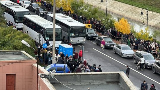 Mii de credincioși, la rând ore întregi pentru Sfânta Parascheva