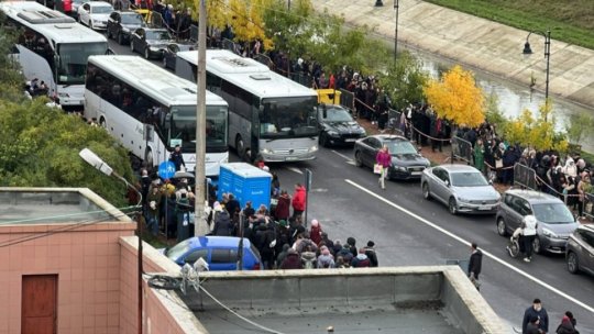 Mii de persoane stau la rând pentru a se închina la racla cu moaștele Sfintei Cuvioase Parascheva