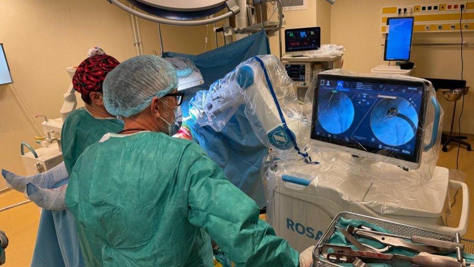 La Constanța se realizează operații ortopedice cu ajutorul sistemului robotic ROSA