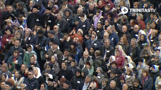 Tens of thousands of believers attend the consecration service of the National Cathedral painting