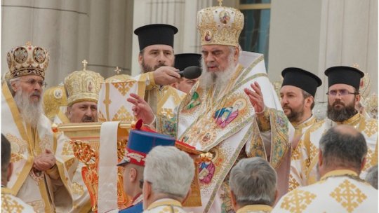 Slujba de sfințire a picturii Catedralei Naționale, oficiată de Patriarhul Ecumenic Bartolomeu I și de Patriarhul Daniel
