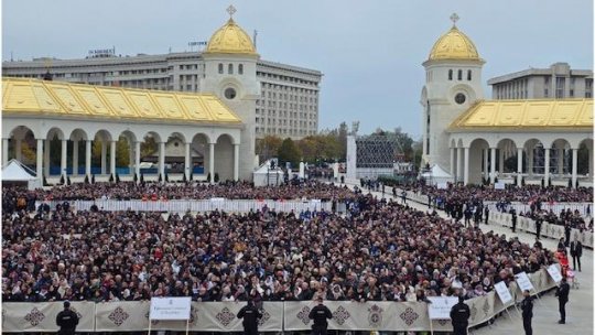 Credincioşi din toată ţara au venit să asiste la slujba de sfinţire a picturii Catedralei Naţionale