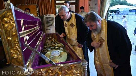 Credincioșii așteaptă ore întregi să se roage la Sfântul Dimitrie