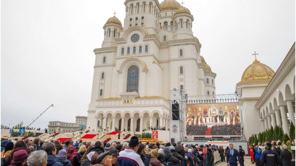 Mii de oameni așteaptă ore întregi pentru a vizita Catedrala Națională din Capitală