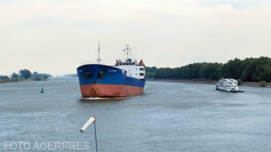 Nava de croazieră eşuată pe Dunăre nu a putut fi scoasă din bancul de nisip