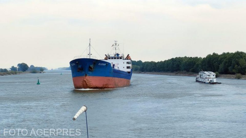 Nava de croazieră eşuată pe Dunăre nu a putut fi scoasă din bancul de nisip