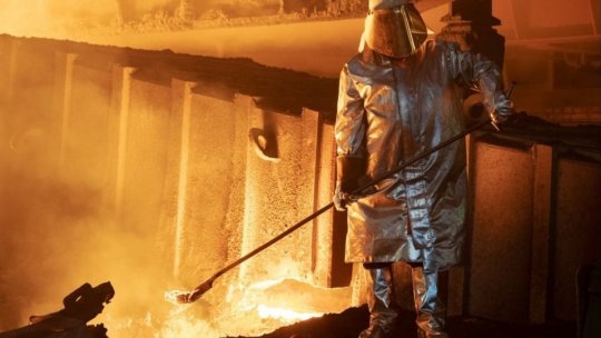 Angajații combinatului siderurgic ArcelorMittal din Hunedoara, care și-a oprit activitatea luna trecută, au fost rechemați la muncă