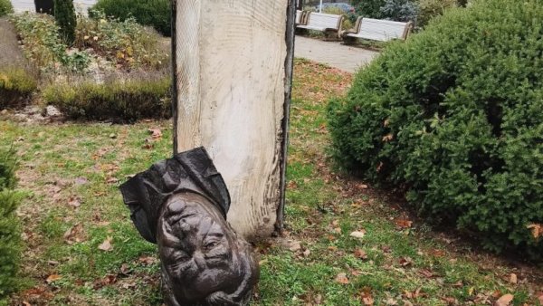 Busturi vandalizate în Parcul Central din Timişoara