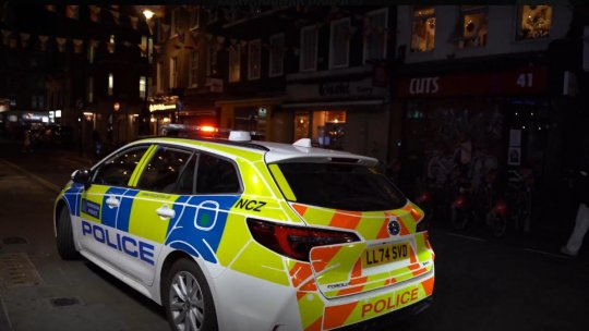 Atac cu cuțitul într-un tren din Anglia: doi suspecți arestați