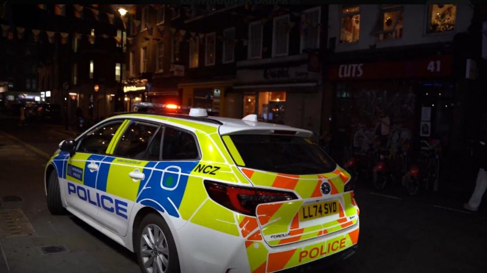 Atac cu cuțitul într-un tren din Anglia: doi suspecți arestați