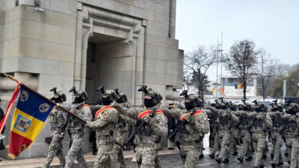 Peste 2.900 de militari cu 220 de mijloace tehnice participă la parada de 1 Decembrie, de la Arcul de Triumf